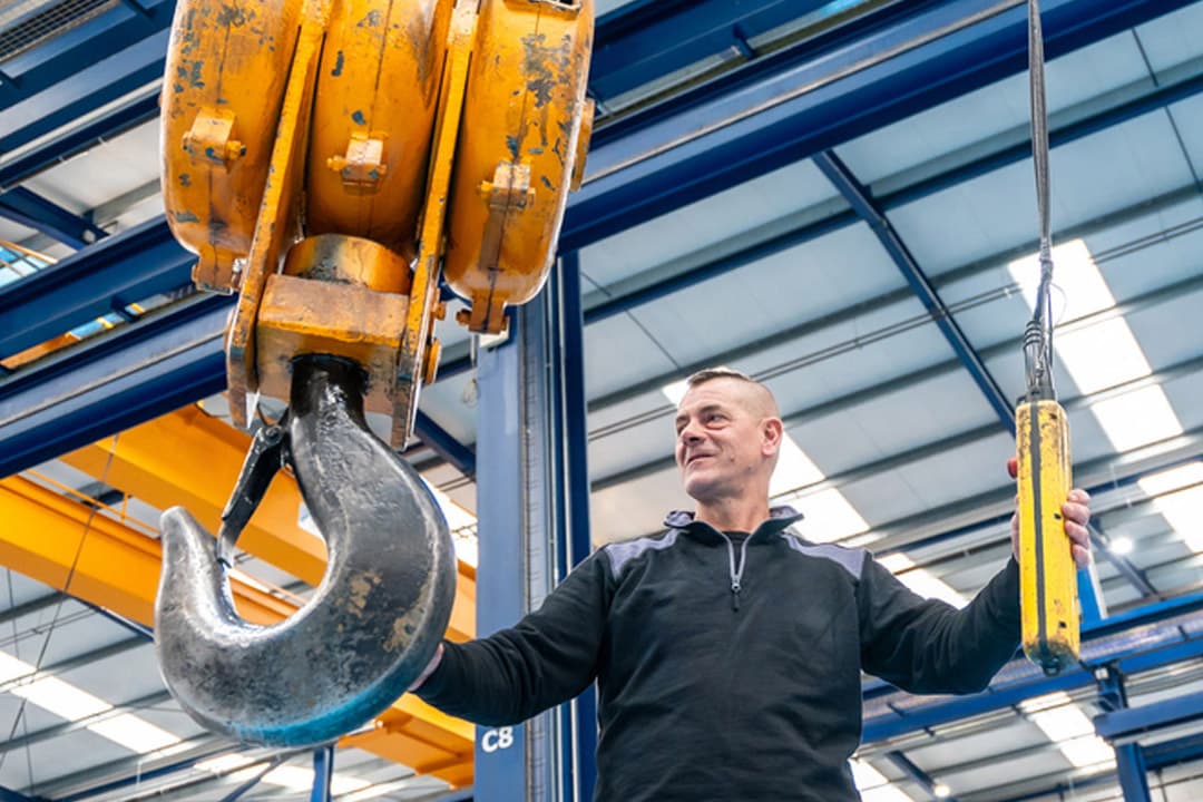 Overhead crane system for heavy material lifting in a warehouse